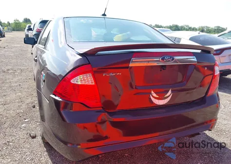 2011 Ford Fusion S z USA, uszkodzony, nr VIN 3FAHP0GA3BR242352